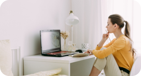 Junge Frau lernt Sprachen online am Laptop