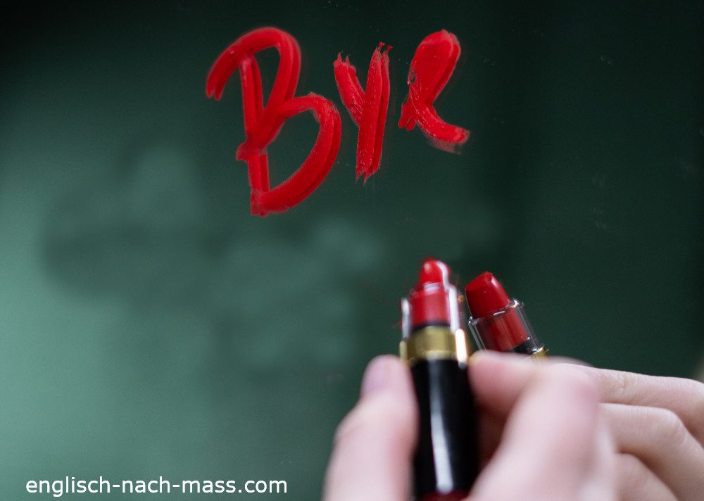 Das Wort "Bye" mit Lippenstift auf Spiegel