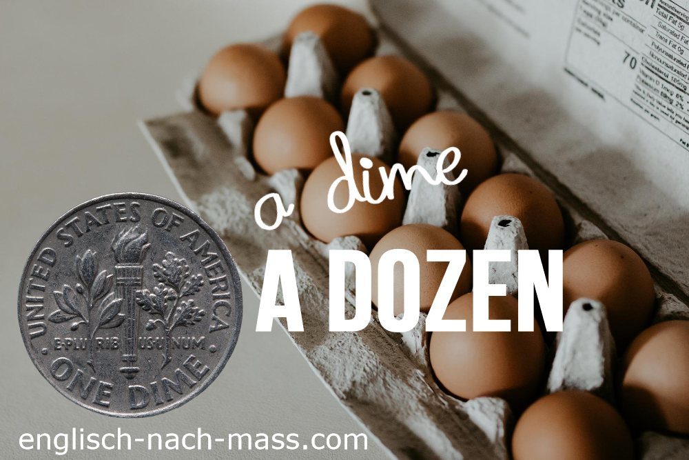 Im Bild ist rechts ein Eierkarton mit 12 braunen Eiern. Links eine amerikanische 10 Cent Münze, ein Dime. Text: A dime a dozen englisch-nach-mass.com