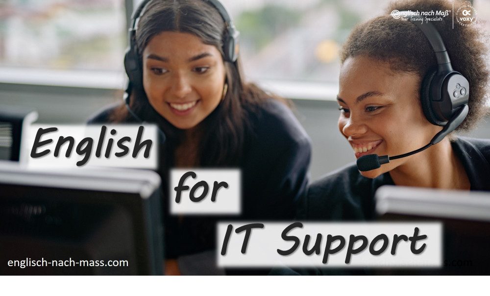 Farbfoto: Zwei Frauen (eine asiatisch eine black) mit Headsets vor Monitoren. Call Center Agents. Text: English for IT Support
