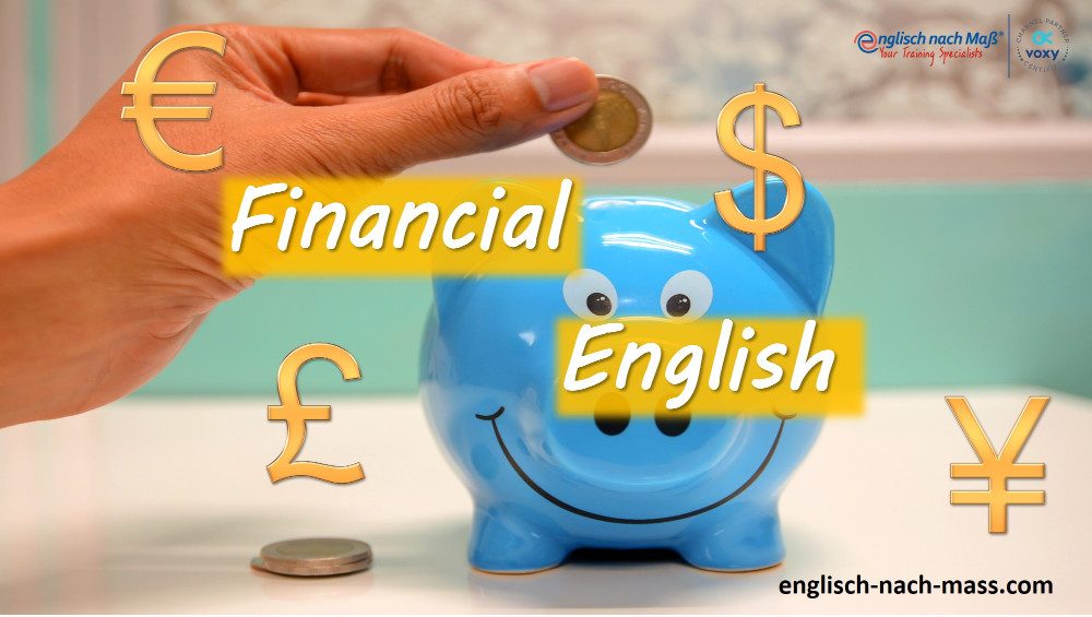 Blaues, lächelndes Sparschwein. Eine Hand, die dabei ist, eine Münze in das Sparschwein zu werfen. Text: Financial English Symbole für Euro, Pfund, Yen und Dollar englisch-nach-mass.com