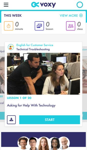 Screenshot der EnM-24/7 Voxy App der English Lesson: Technical Troubleshooting zeigt zwei Menschen, die ein IT Problem vor dem Rechner lösen