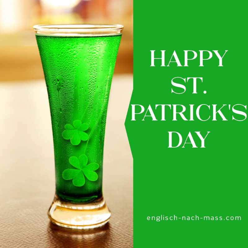 Ein Glas grünes Bier mit Shamrocks drin. Text, weiß auf grünem Hintergrund: Happy St. Patrick's Day englisch-nach-mass.com